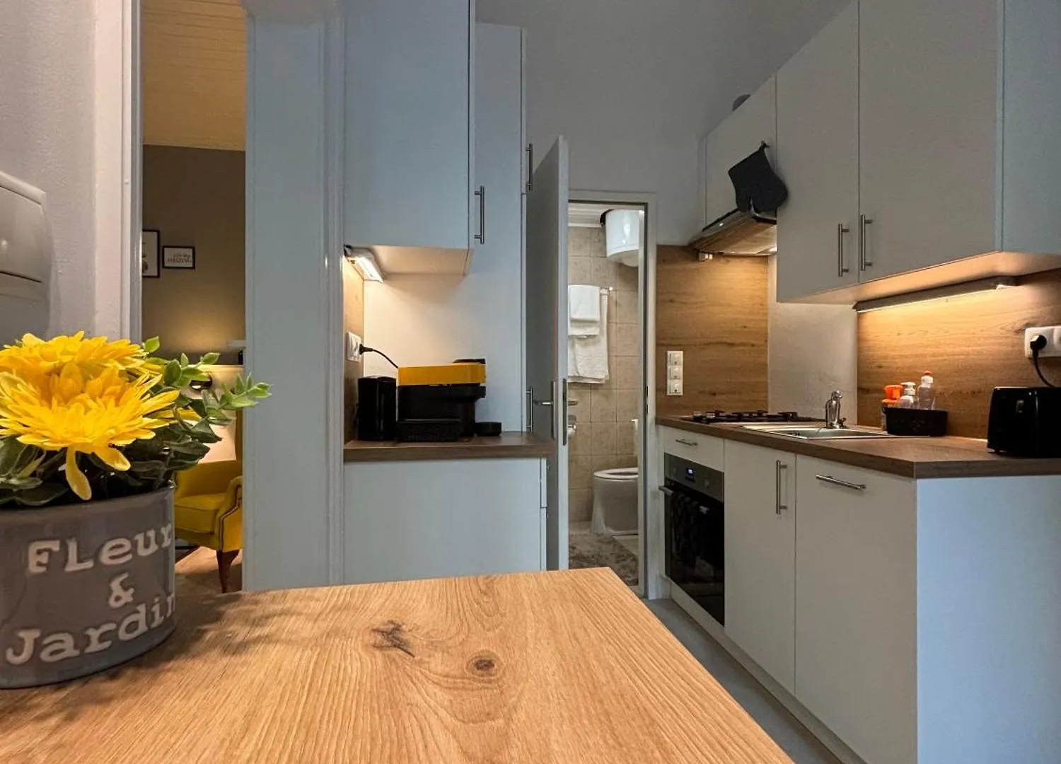 Urban-Elegance Silent-Garden Apartment Vienna