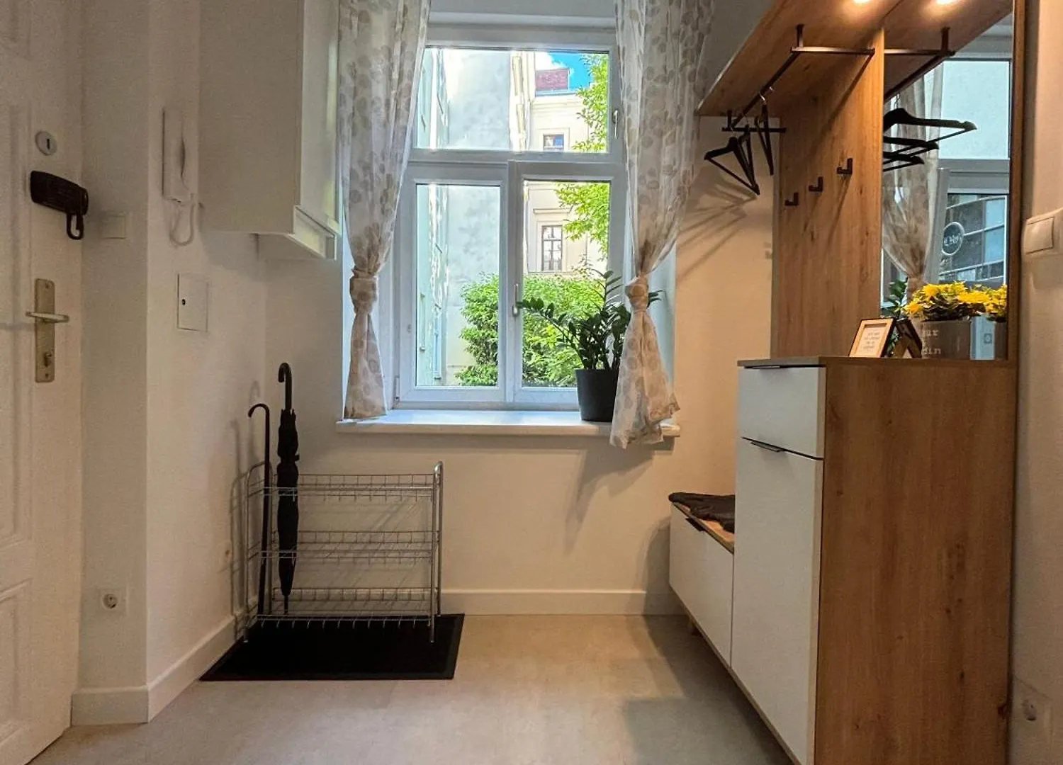 Urban-Elegance Silent-Garden Apartment Vienna