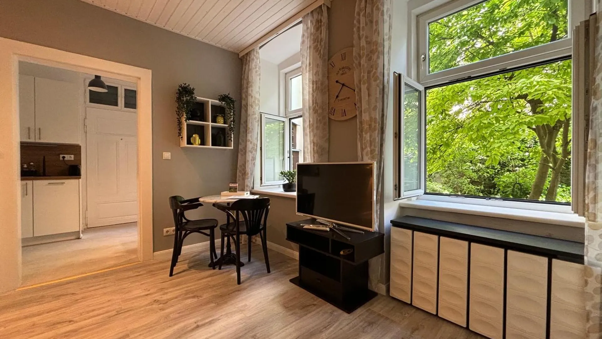 Urban-Elegance Silent-Garden Apartment Vienna